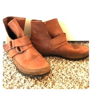 Floppy Sorel Leather Booties